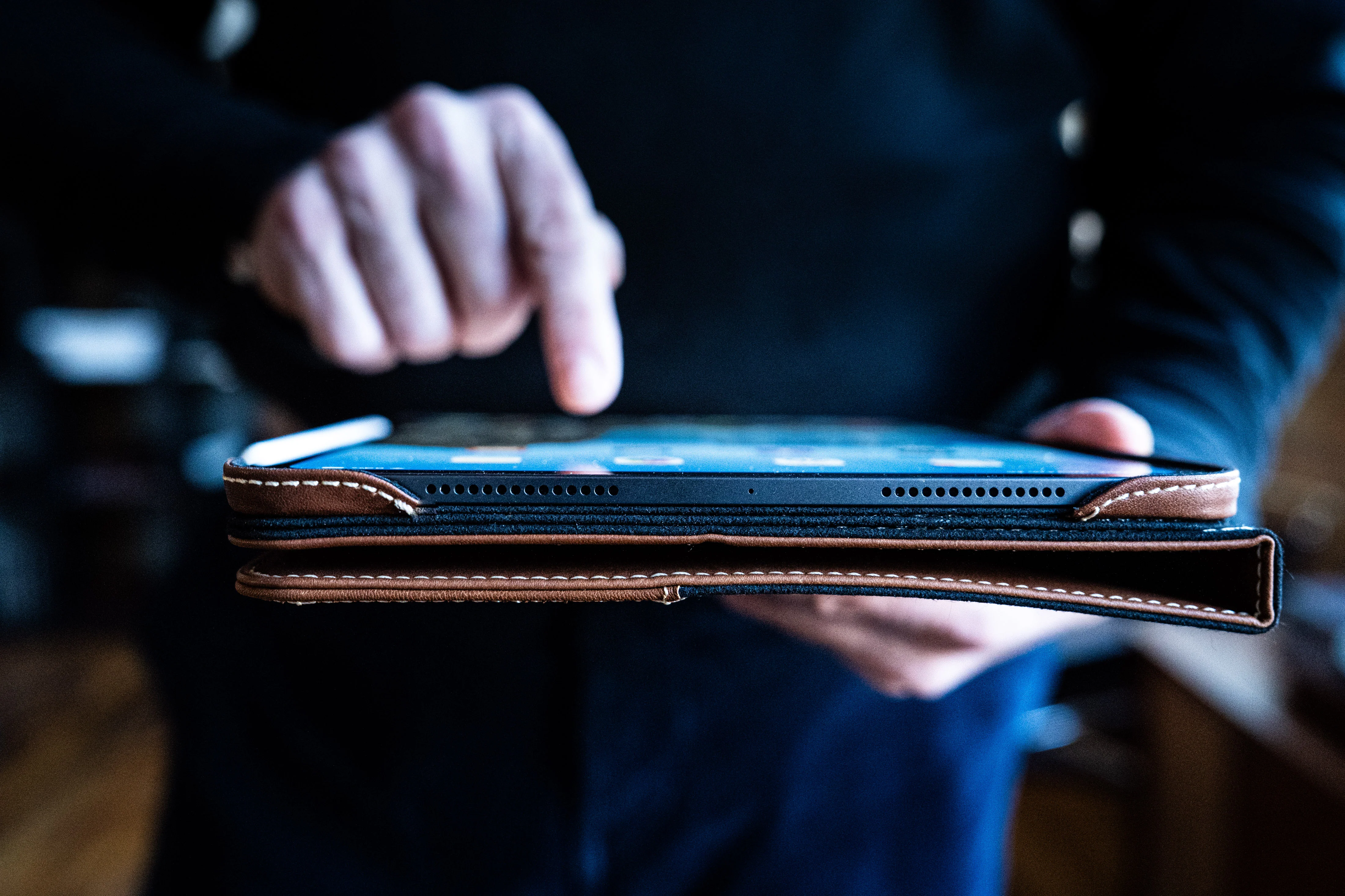 Limited Edition: Magnetic Leather Case M5 / M4 iPad Pro 11" - Image 11